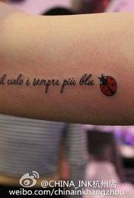 Modello di tatuaggio a coccinella con mini coccinella inglese a punta di braccio