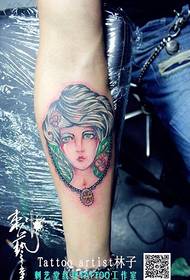 Gražiai atrodančios gražios moters rankos tatuiruotė