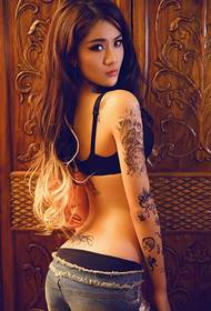 Tatuazione di tatuaggi supermodeli à mansa longa