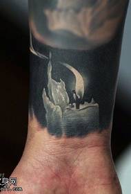 Reālistisks trīsdimensiju sveces tetovējums uz plaukstas locītavas