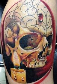 Krāsots šausmu galvaskausa sveces tetovējums