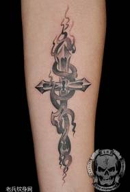 Fantastico modello di tatuaggio croce tiranni belli