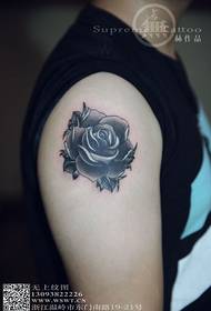 Tatuaje de brazo de flores de cor gris rosa negro