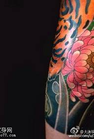 Traditionella klassiska delikata blommande tatueringsblommor