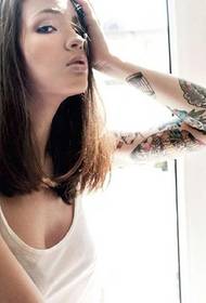 Trendi eurooppalaisten ja amerikkalaisten naispersoonallisuuksien tatuoinnista