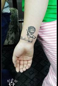 Tattoo njeri i vogël i vogël në krah