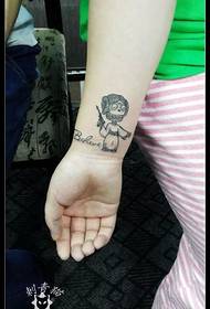 Cute karamin mutum tattoo akan hannu