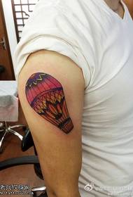 Arm farverig varmluftsballon tatoveringsmønster