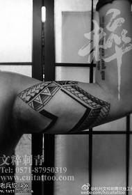 Κλασικό μοτίβο τατουάζ με τα χέρια