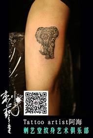 Симпатична бебето тетоважа со рака за слонови
