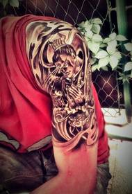 Tattoo dathúil agus dathúil Erlang