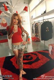 Model de tatuaj selfie de frumusețe super sexy