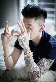 Foto di moda del tatuaggio del braccio del braccio gemello di B-boy Park