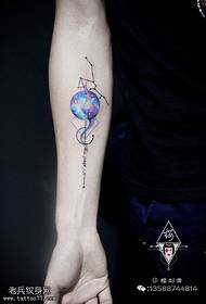 Padrão de tatuagem de galáxia de linha geométrica pontilhada