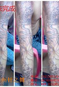 Bonito tatuaje de brazo fénix