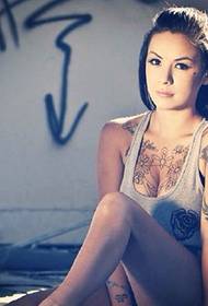 Tetovēšanas meitene, kas vada modes tendences