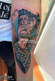 Model de tatuaj de sirenă cu aspect frumos