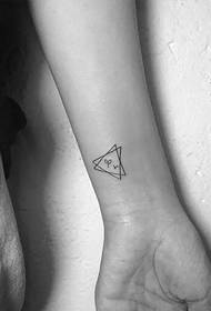 Semplice tatuaggio geometrico triangolare sul braccio