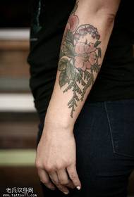 Fermoso patrón de tatuaxe floral botánico no brazo