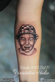 Retrato realista da tatuagem de retrato de um filho