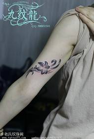 Prekrasan uzorak slave tetovaže