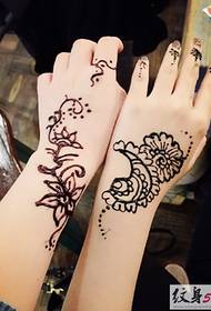 Snygg indisk Henna-tatuering på armen