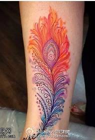 Nudažytas gražus povo plunksnos tatuiruotės raštas