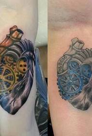 un tatuaggio, una coppia, un tatuaggio