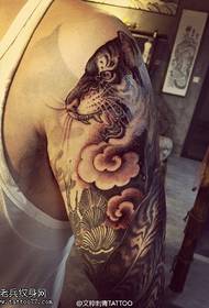 Modeli i tatuazhit me tigër me krah të madh me lule