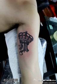 Modello di tatuaggio con corona cava spina a punta di braccio
