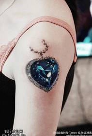 Modellu brillante di tatuaggi di diamanti interessanti