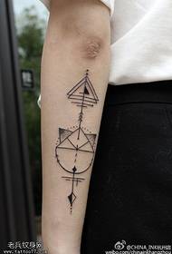 Ang parisan nga klasiko nga tattoo sa geometric nga tattoo