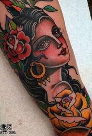 Осликана прелепа секси девојка узорком тетоваже