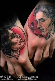 Portreti i një çifti bukur në kërkim me tatuazhe