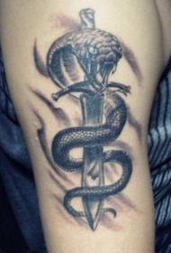 Мала змијска тетоважа са личношћу руку