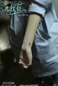 Motivo tatuaggio luna semplice e fresco