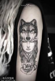 Bwa wolf tèt modèl tatoo bote