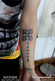 Patrón de tatuaje de diamante de espinas de punta de brazo
