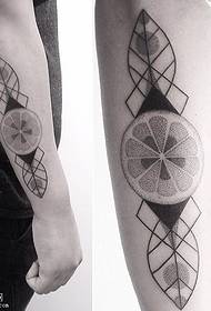 Roko tetoviran oranžni vzorec tatoo