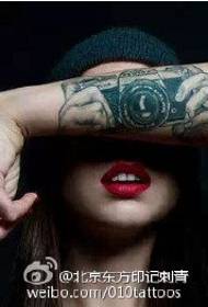 Modello di tatuaggio fotocamera vento retrò