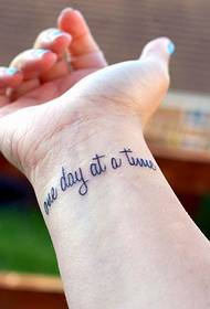 Hermoso y simple tatuaje del alfabeto inglés en el brazo