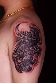 Grote arm mode geluk beest tattoo