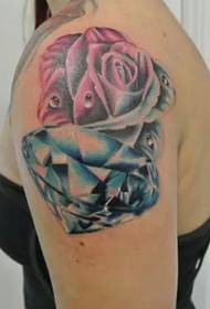 Tatuaggio diamante braccio moda romantica