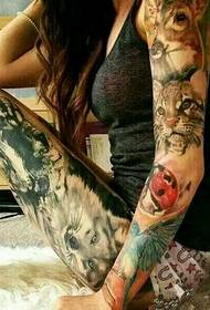 La bellezza dei tatuaggi è portata via da te.