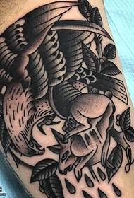 Tatuaż króliczka orła na ramieniu