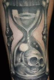 Tatuagem de ampulheta antiga e misteriosa