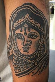 Indijska djevojka tetovaža s oružjem