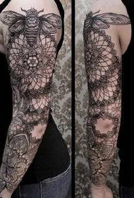 Bello modello del tatuaggio dell'ape del fiore della vaniglia