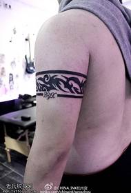 Titik lengan duri di sekitar pola tato bohemian