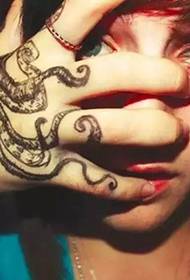 Kéz karakter polip tetoválás